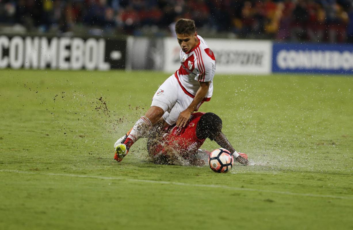 Por las inundaciones en la grama, el partido estuvo suspendido una hora. FOTO JAIME PÉREZ