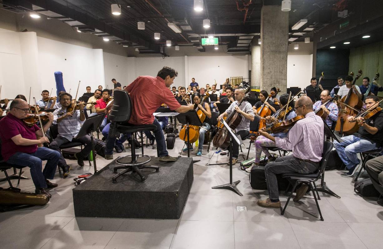 Ensayo de la filarmónica en el centro comercial Oviedo, en Medellín. FOTO JAIME PÉREZ. 