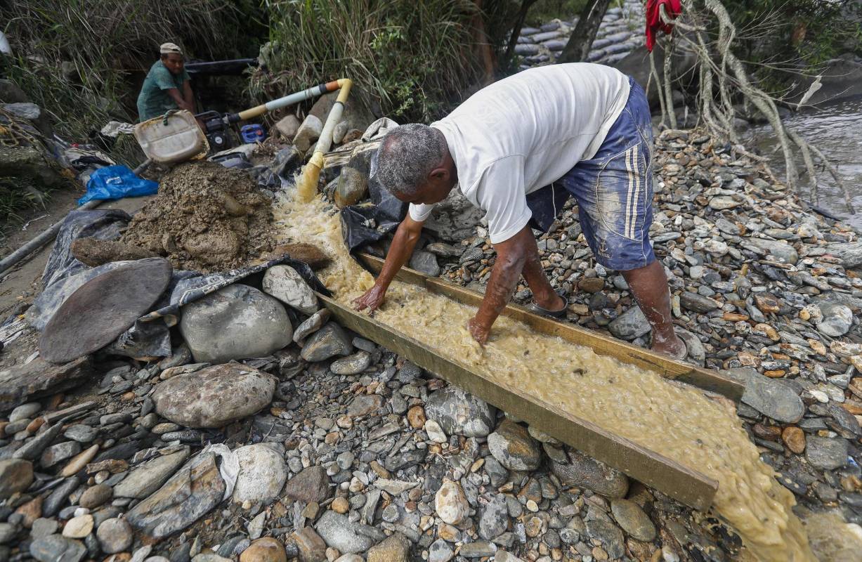 A orillas del río Medellín, en el municipio de Barbosa, algunas personas extraen de forma artesanal el mineral que les da el sustento para ellos y sus familias en esta época de crisis económica por el Covid - 19. Foto: Manuel Saldarriaga Quintero.