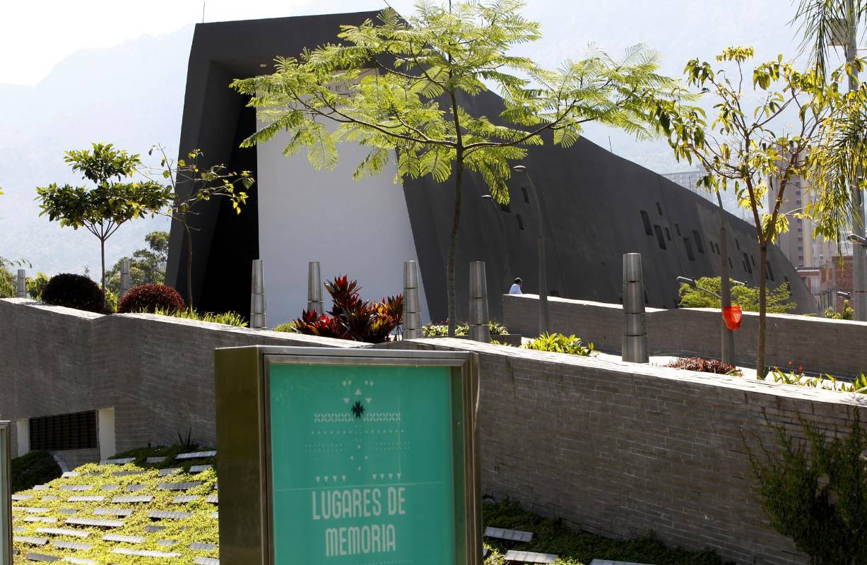 El Museo Casa de la Memoria es un espacio para recordar a las víctimas del conflicto armado colombiano. Dirigido actualmente por Adriana Valderrama, en este lugar hay exposiciones de arte y documentos históricos sobre las guerras colombianas y también es escenario de charlas, foros y otros eventos de reflexión sobre el tema. Es de la Alcaldía de Medellín y está situado en la Calle 51 N° 36-66. Teléfono: 383 40 01. Foto: Jaime Pérez.