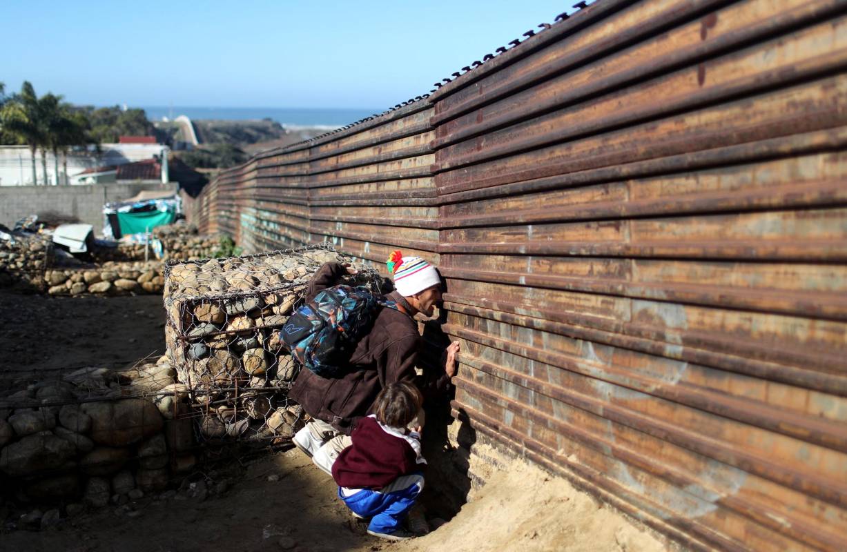 En difíciles condiciones de calor, hambre y deshidratación, los migrantes de Centro y Suramerica tratan de cruzar desde México hacia el norte, bajo el constante asedio de las autoridades norteamericanas que buscan evitar la llegada de estos grupos de familias que no tienen la visa para entrar al país. Foto: REUTERS