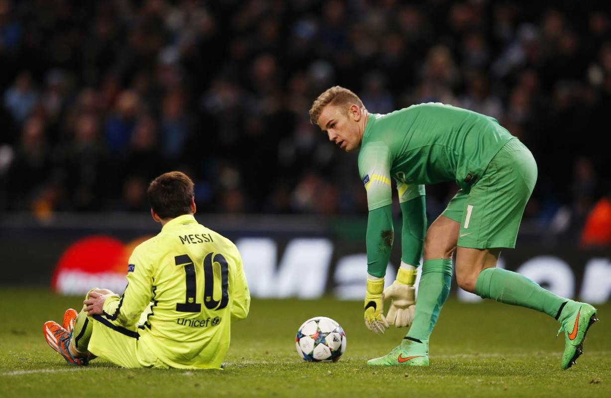 El portero del Manchester City, Joe Hart, le atajó un penalti a Messi, que a su vez desperdició el rebote. FOTO REUTERS