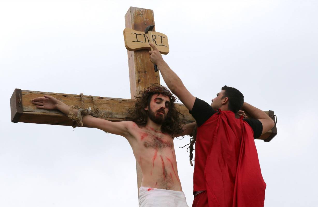 Fieles cristianos en el Líbano protagonizaron la pasión de Cristo. FOTO AFP