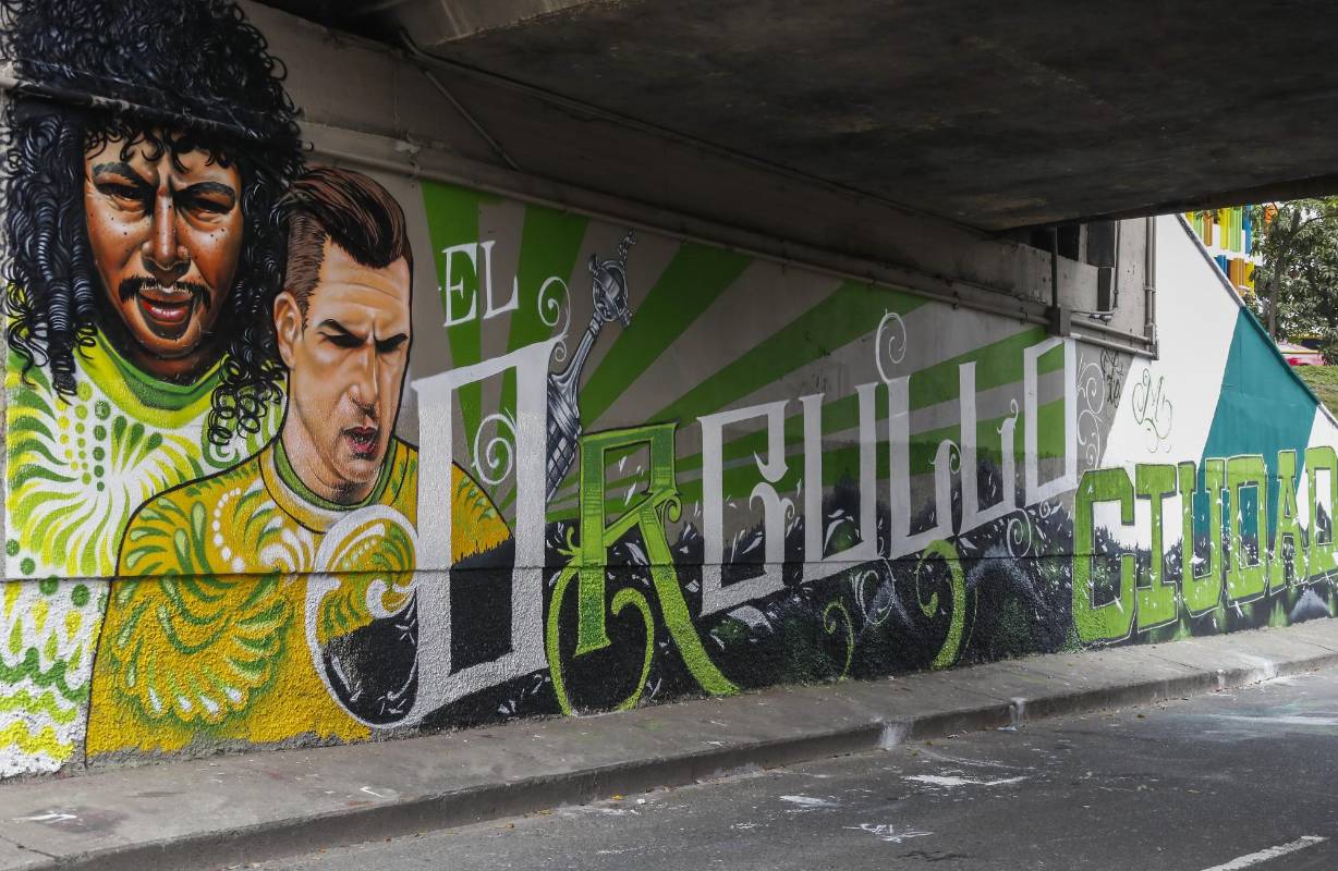 Barristas de Independiente Medellín y Atlético Nacional intervinieron el deprimido de San Juan con la 80, en el barrio La América, y enviaron a la ciudad un mensaje de respeto y convivencia a menos de ocho días de otro clásico paisa. FOTO ROBINSON SÁENZ 