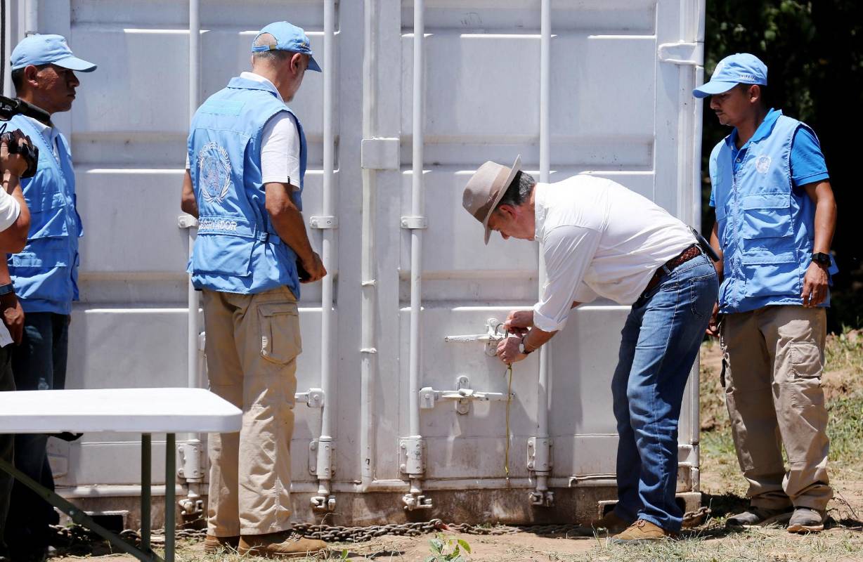 Juan Manuel Santos cerró el contenedor y entregó las llaves a la ONU. FOTO: Efe