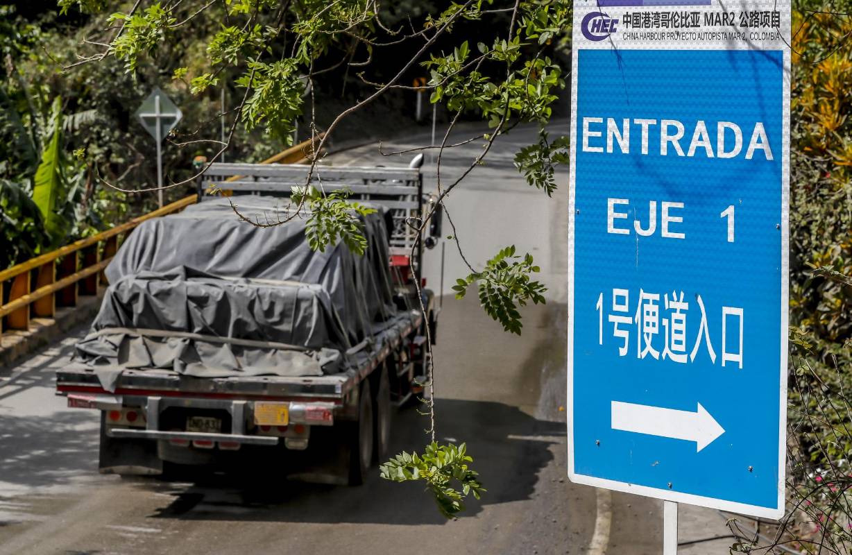  Los letreros en mandarín contrastan con las señalizaciones viales que existen en la vía a Urabá. Foto Juan Antonio Sánchez Ocampo