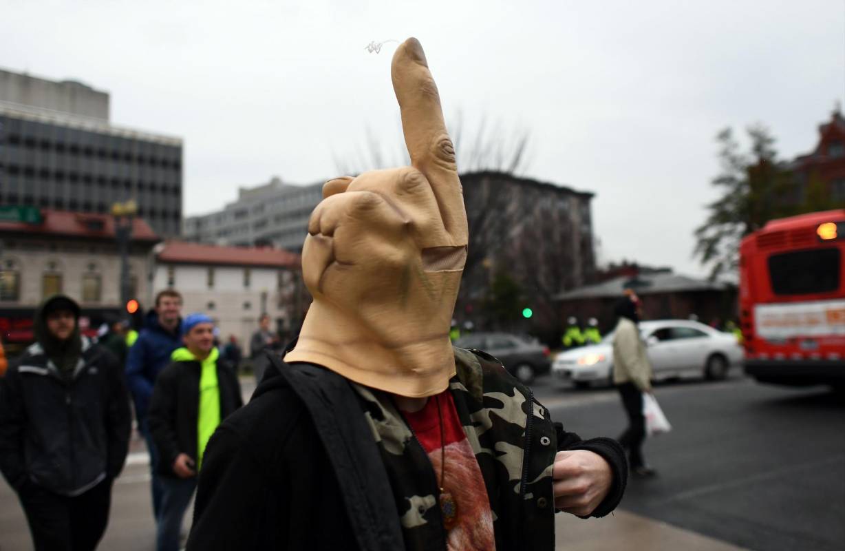 Un grupo de activistas liberales molestos por los comentarios de Trump sobre las mujeres, los inmigrantes ilegales y los musulmanes han planeado protestas en todo el centro de la ciudad. FOTO AFP