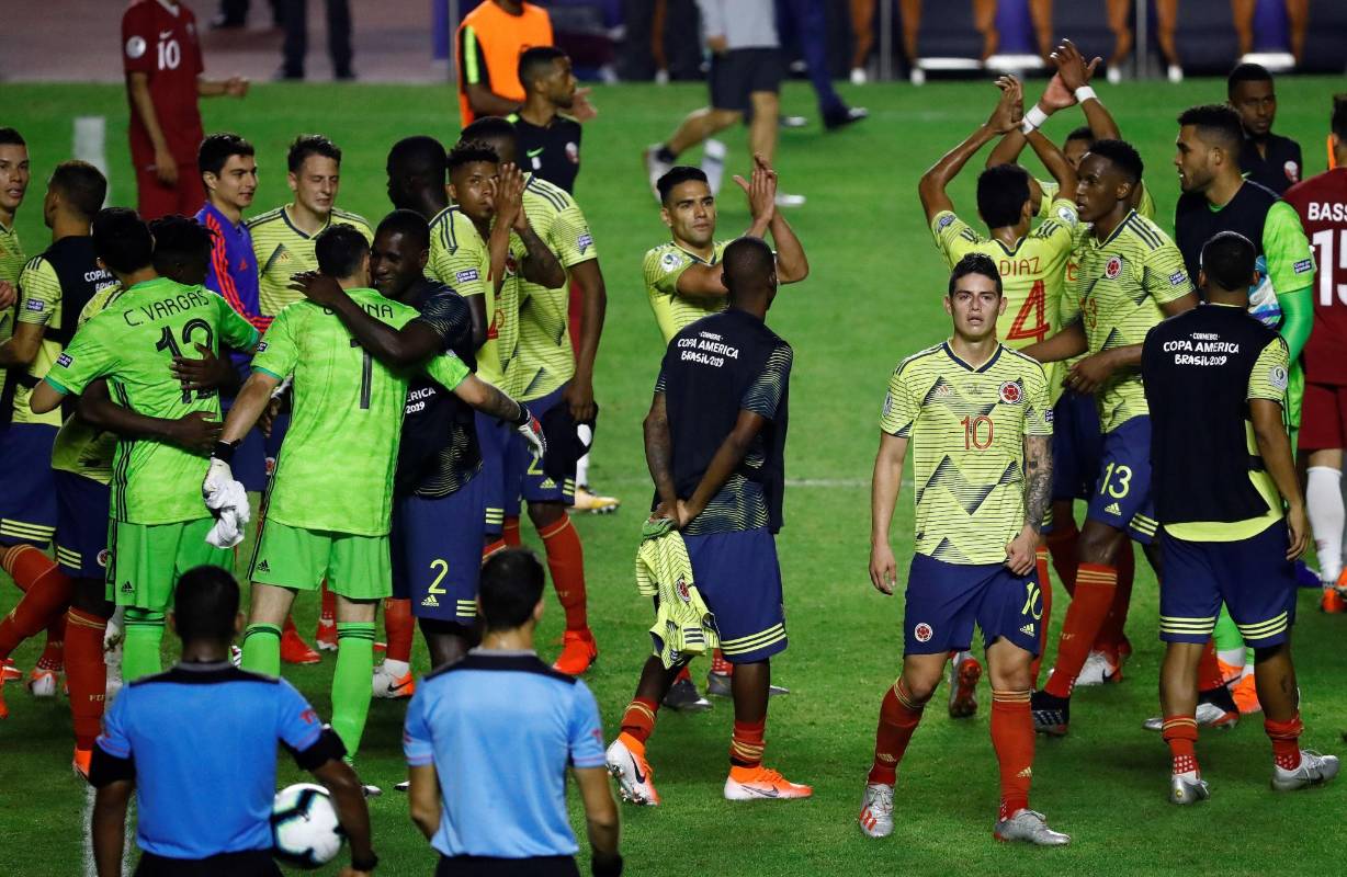 Jugadores celebran la victoria al finalizar el partido. FOTO EFE