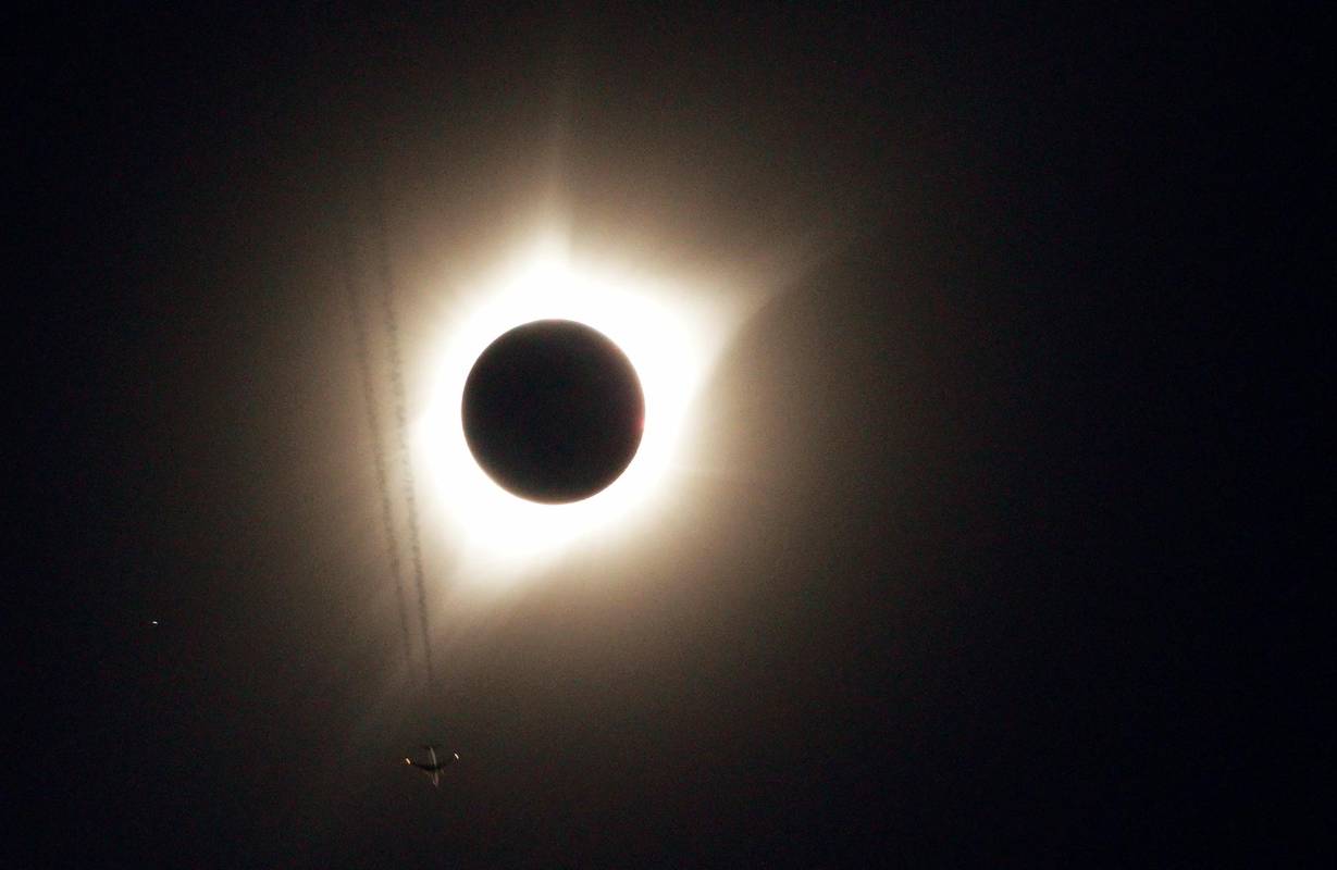 La última vez que se vio un espectáculo semejante, desde la costa del Pacífico a la del Atlántico fue en 1918. El último eclipse total de sol en Estados Unidos ocurrió en 1979. En la imagen se aprecia un avión que pasa cerca del fenómeno natural. Foto: Nasa