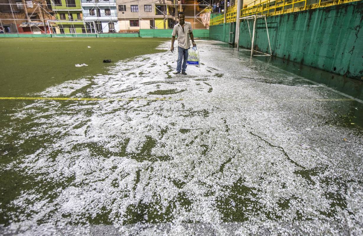 La granizada solo duro unos 20 minutos pero fue de alta intensidad. Foto Juan Antonio Sánchez Ocampo