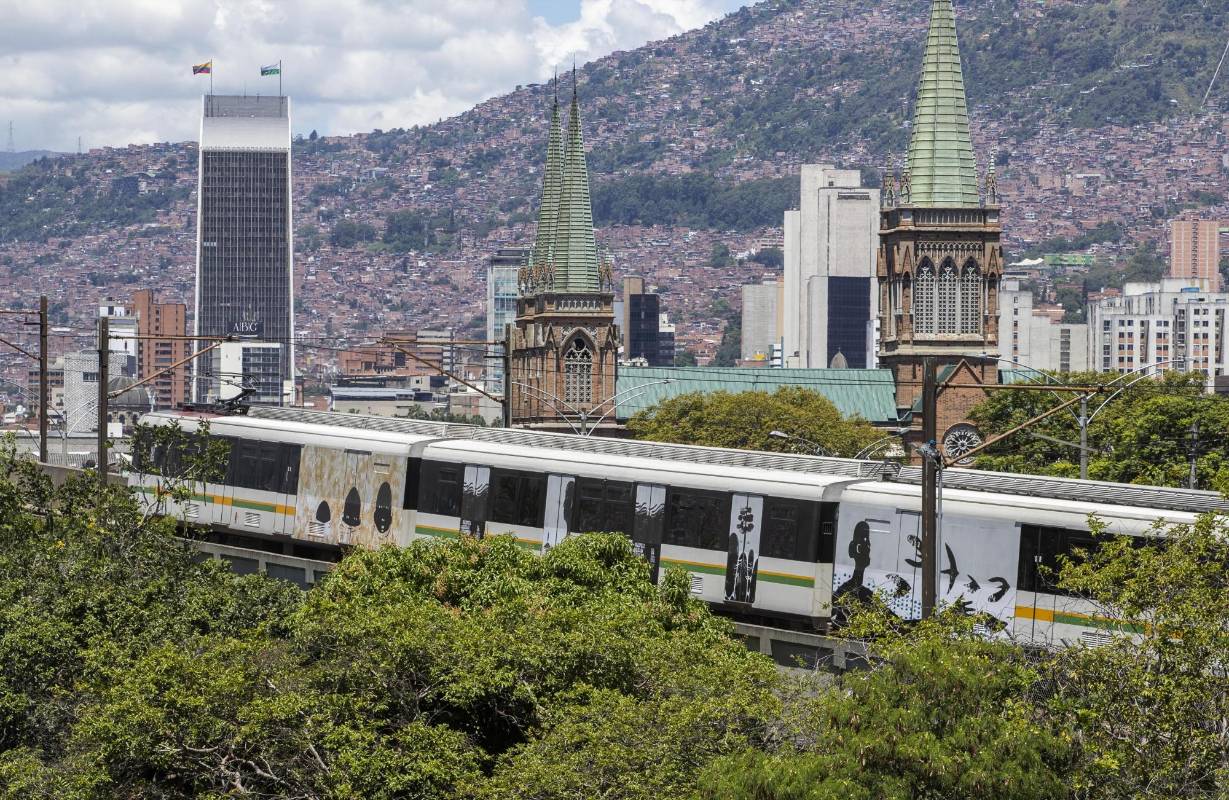 El Metro conmemora la obra de 12 escritores afrocolombianos. Se trata fragmentos de poemas que están escritos dentro de tres vagones en la edición de la 14 fiesta del libro en Medellín. Foto: Manuel Saldarriaga Quintero.