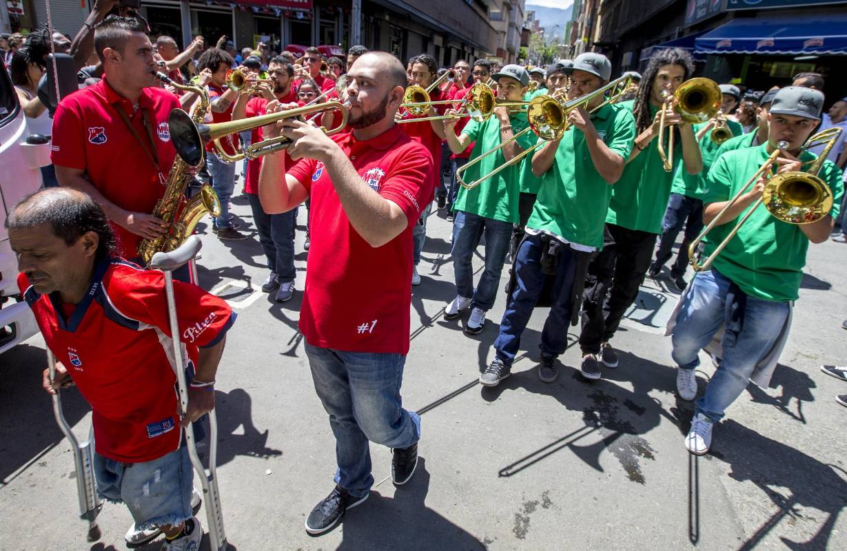 La actividad llamada El Clásico: Así suena el Fútbol, del proyecto Más que 90 minutos de la Secretaría de Juventud de Medellín, convocó a 130 músicos que asistieron a 12 ensayos antes de participar en la Retreta. FOTO JUAN ANTONIO SÁNCHEZ
