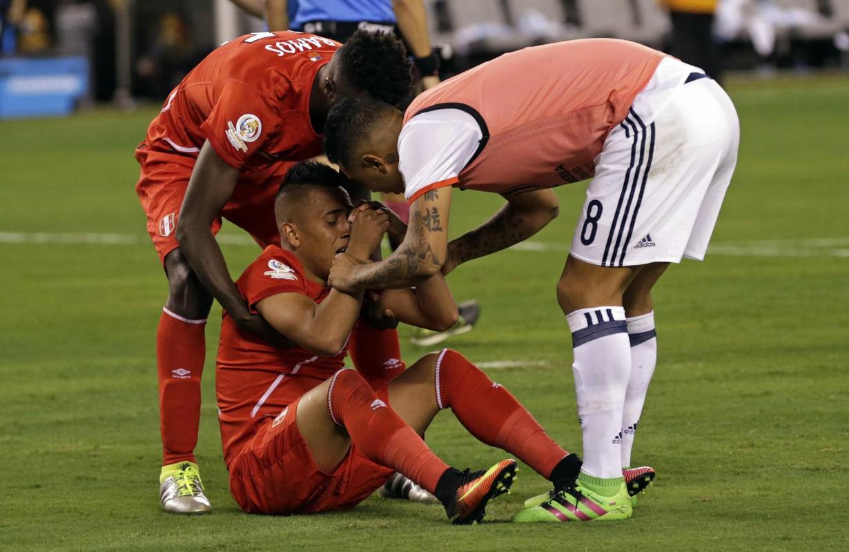 Cardona apoya a Cueva después de errar el penal. FOTO Adam Hunger-USA TODAY Sports SOCCER