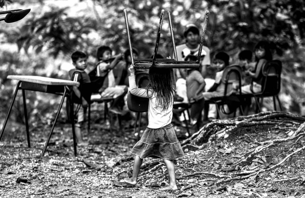 Cada día, 97 niños Emberá atraviesan selvas y ríos para asistir a clases en una zona rural. Foto: Manuel Saldarriaga Quintero.