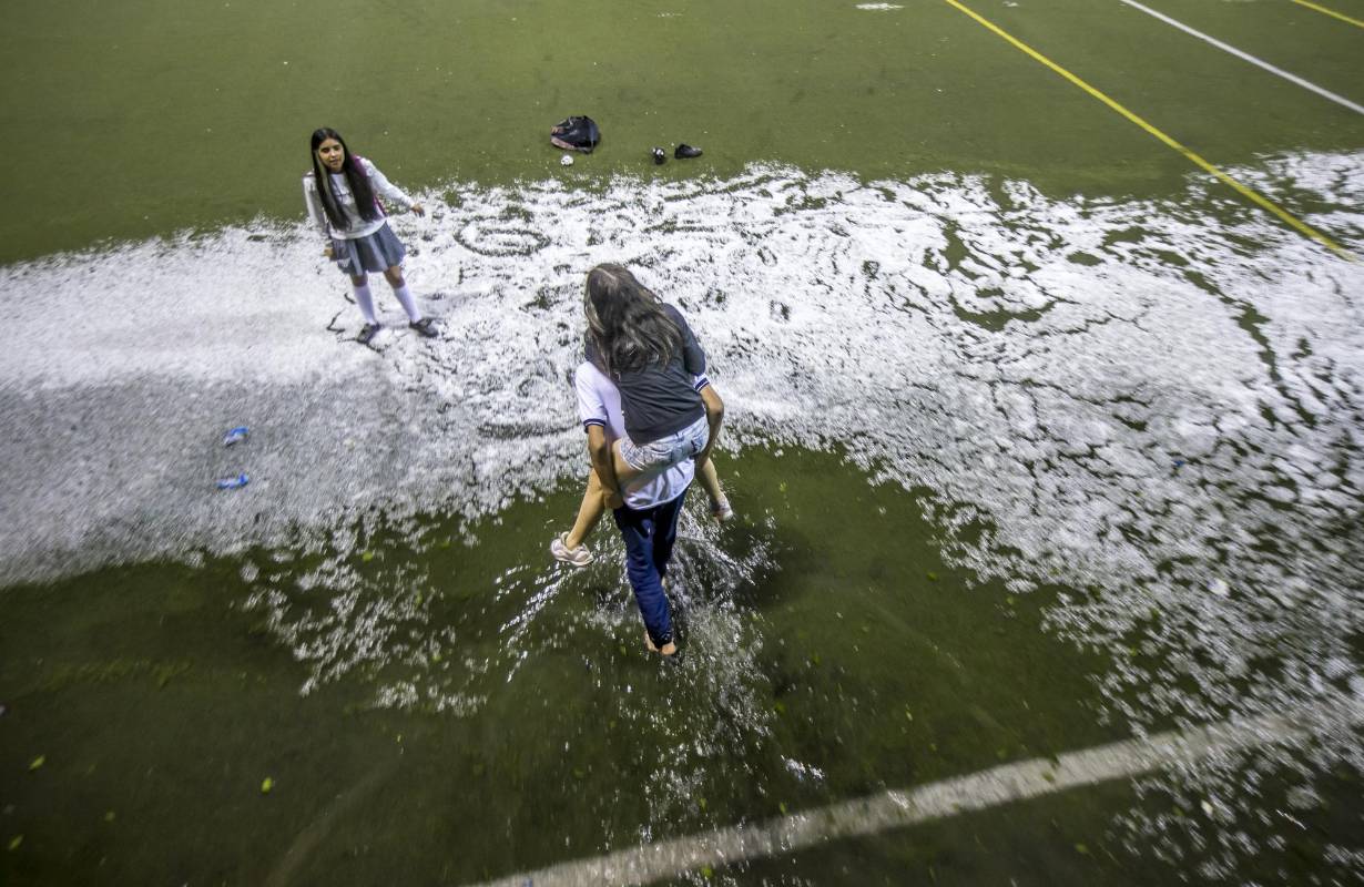 La granizada fue convertida en un juego por los jóvenes del sector. Foto Juan Antonio Sánchez Ocampo