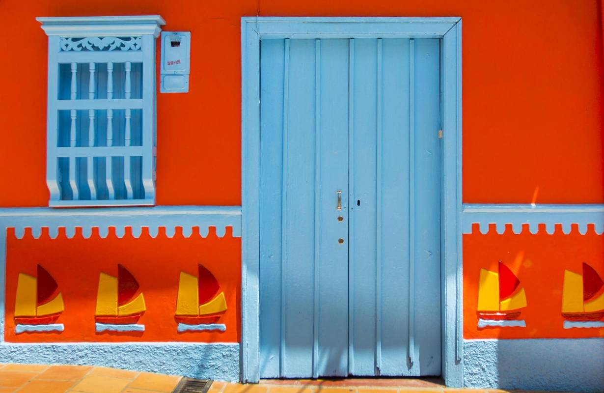 Guatapé tiene su encanto en que ha sabido recuperar su tradición de antaño al pintar sus casas y puertas creando un ambiente único. Foto: Camilo Suarez