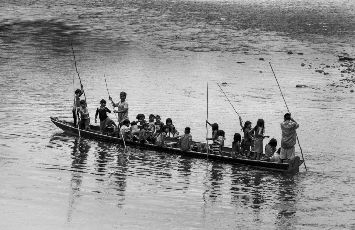 Cada día, 97 niños Emberá atraviesan selvas y ríos para asistir a clases en una zona rural. Foto: Manuel Saldarriaga Quintero.