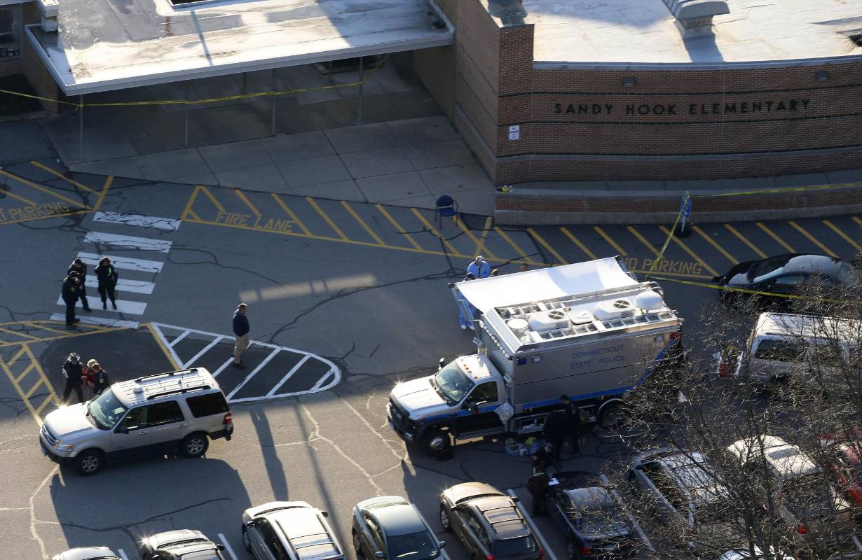 El 14 de diciembre de 2012 Adam Lamza acabó con la vida de 26 personas, entre ellas 20 niños, en una escuela de Newtown en Connecticut. El número total de muertos fue de 28, incluido el autor de las muertes y su madre a la que asesinó antes de la masacre escolar. 