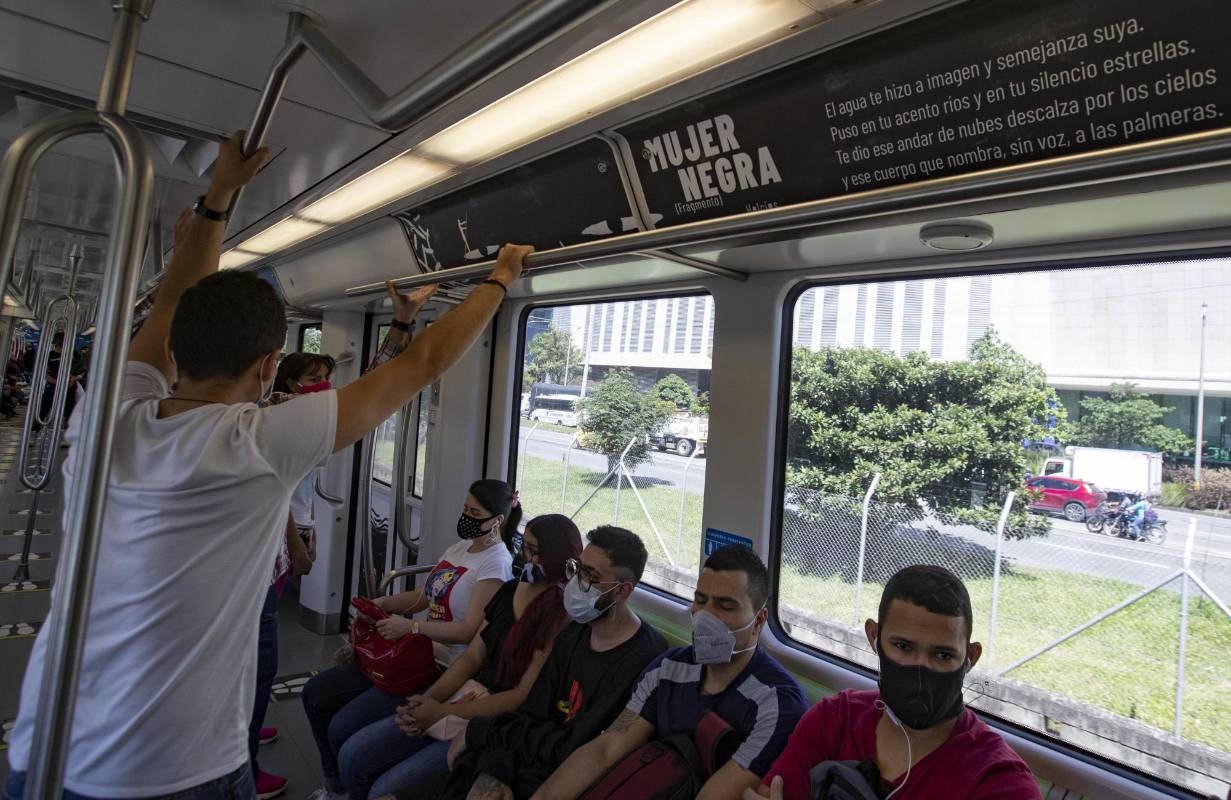 El Metro conmemora la obra de 12 escritores afrocolombianos. Se trata fragmentos de poemas que están escritos dentro de tres vagones en la edición de la 14 fiesta del libro en Medellín. Foto: Manuel Saldarriaga Quintero.