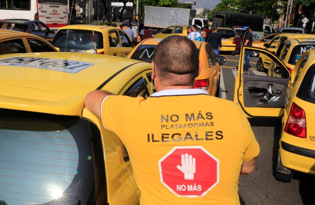 A las 2:00 a. m., comitivas de taxistas empezaron a llegar a la avenida Las Palmas, la Floresta, autopista Medellín - Bogotá y San Juan con la 65. Las manifestaciones también se están llevando a cabo en Bogotá, Cali, Bucaramanga, Manizales, Cartagena y Pereira, y tienen como fin protestar en contra de los proyectos de ley que buscan autorizar el servicio de transporte público a través de plataformas. FOTO JUAN ANTONIO SÁNCHEZ OCAMPO