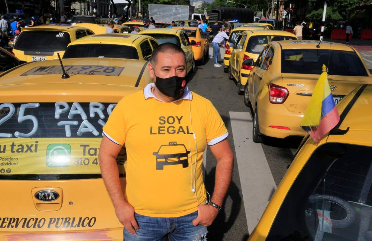 A las 2:00 a. m., comitivas de taxistas empezaron a llegar a la avenida Las Palmas, la Floresta, autopista Medellín - Bogotá y San Juan con la 65. Las manifestaciones también se están llevando a cabo en Bogotá, Cali, Bucaramanga, Manizales, Cartagena y Pereira, y tienen como fin protestar en contra de los proyectos de ley que buscan autorizar el servicio de transporte público a través de plataformas. FOTO JUAN ANTONIO SÁNCHEZ OCAMPO