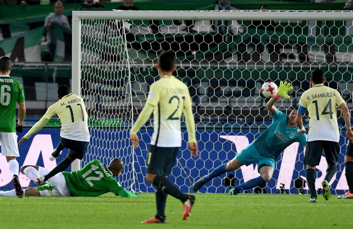 Ante la embestida colombiana, el conjunto mexicano recompuso el orden y Michael Arroyo recortó distancias al concretar un pase de Samudio dentro del área a los 38 minutos de juego. FOTO AFP
