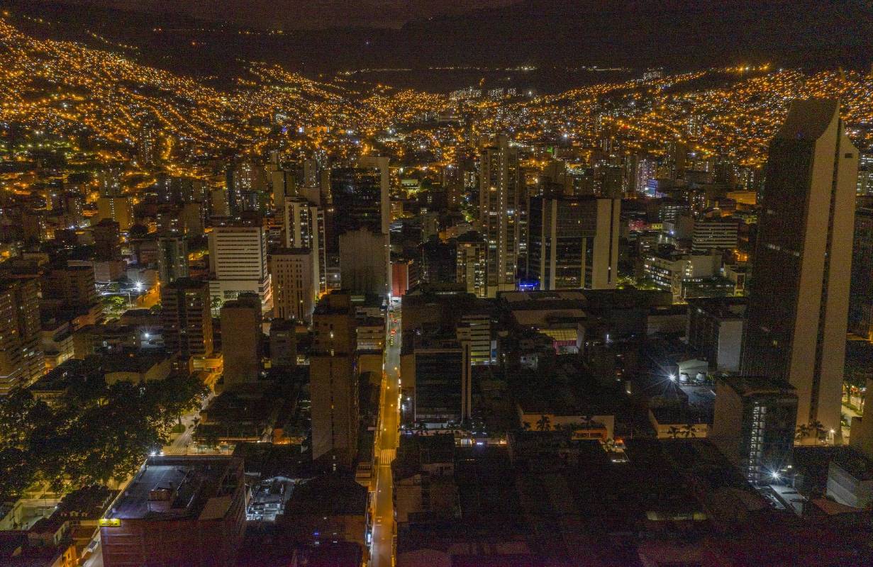 Para este fin de semana se decreta de nuevo la cuarentena, que va desde las 00:00 del viernes 24 hasta las 23:59 del domingo 26 de julio. Así luce Medellín nocturna desde el cielo. Foto: Manuel Saldarriaga Quintero