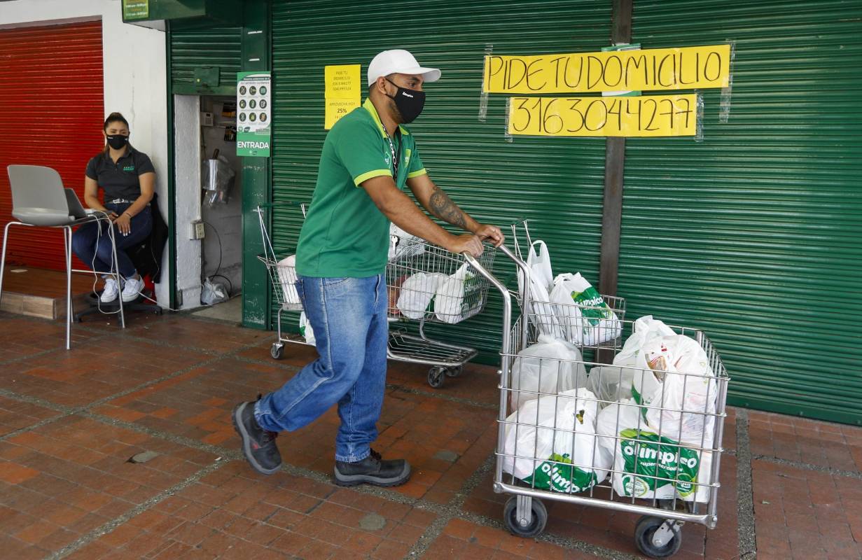 Los grandes supermercados y las tiendas de barrio se transformaron en medio de la pandemia. Foto: Manuel Saldarriaga Quintero.
