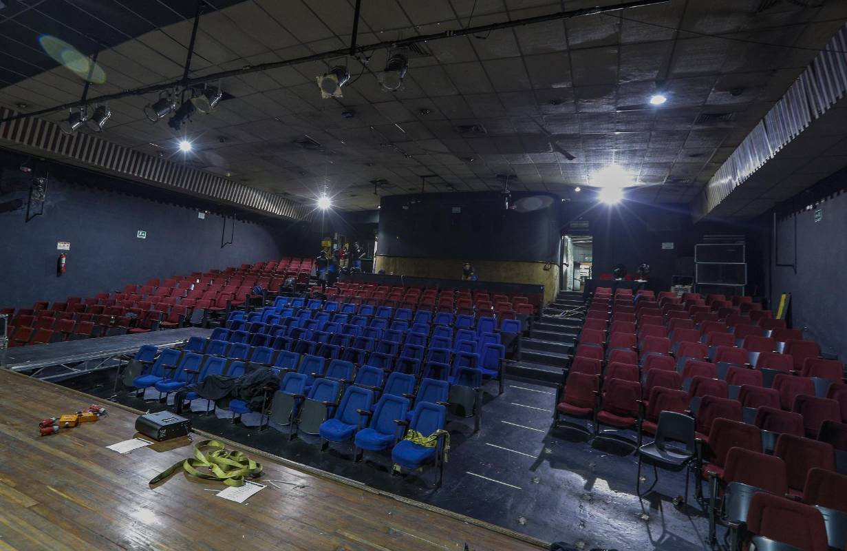 La crisis ronda a los teatros de Medellín debido a que aún no han podido brindar sus presentaciones artísticas. La pandemia afectó de forma contundente su cotidianidad y los espacios vacíos ahora son aprovechados por los mismos artistas para reacomodar y hacer mantenimiento al lugar. Siguen a la espera de recomenzar la función porque el show debe continuar. Foto Manuel Saldarriaga Quintero.