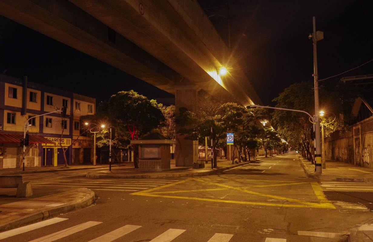 La cuarentena por la vida, en el marco de la alerta naranja en Antioquía, el transito de peatones se redujo un 95% en las calles de Medellín. Foto: Manuel Saldarriaga Quintero.