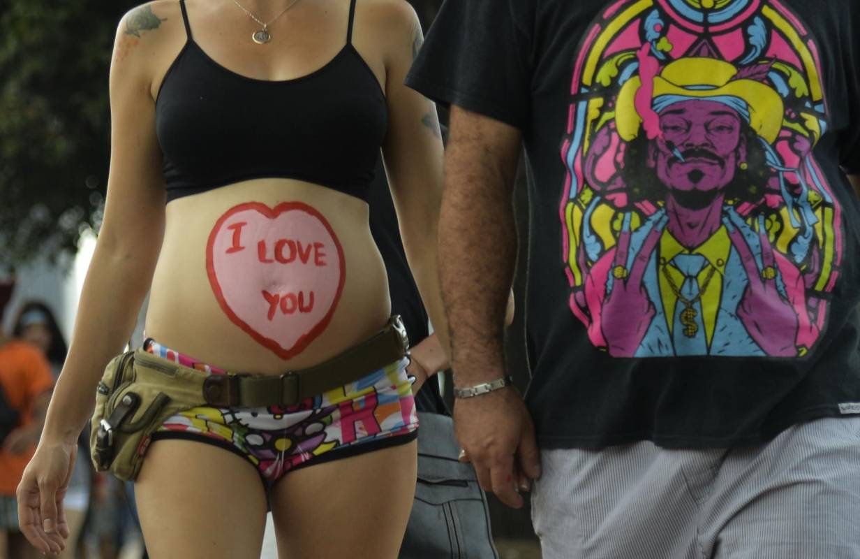Más de dos mil personas hicieron parte de la tradicional ‘marcha sin pantalones’ realizada en Medellín. La manifestación tenía como fin defender la libertad de expresión a nivel mundial. FOTO AFP.