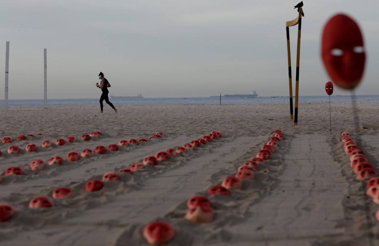 Más de 500 máscaras pintadas de rojo fueron dejadas este sábado en la playa Copacabana, en Río de Janeiro, para pedir la renuncia del presidente de Brasil, Michel Temer, envuelto en un grave escándalo de corrupción, y denunciar la “baja cualificación” de sus políticos. Textos EFE. FOTO REUTERS