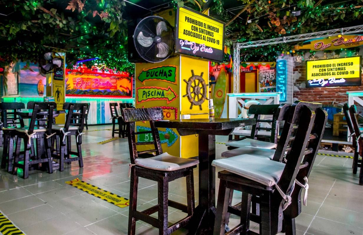 La desinfección de bares y discotecas sería una constante en estos establecimientos, en un futuro. FOTO: Juan Antonio Sánchez
