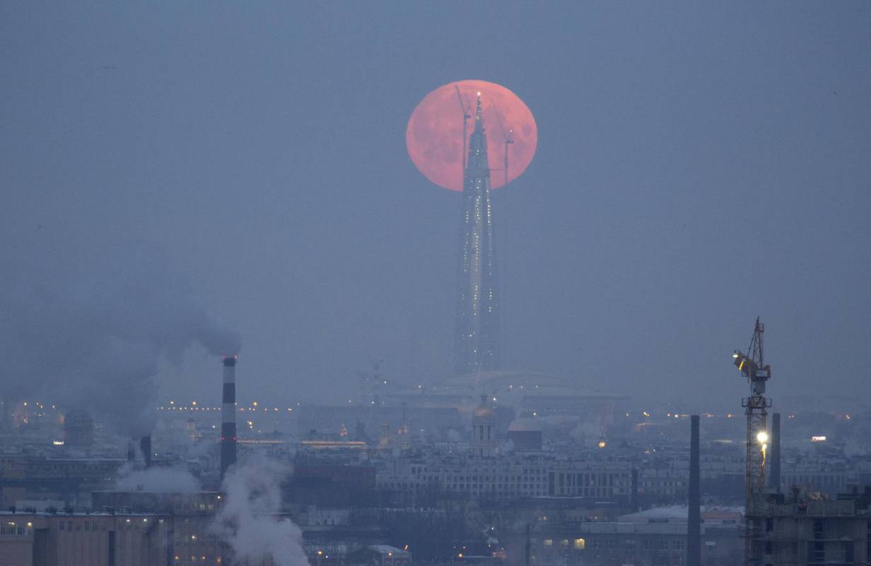 El eclipse lunar total, particularmente raro por su tamaño, dio este miércoles un espectáculo visible en gran parte del planeta. FOTO REUTERS 