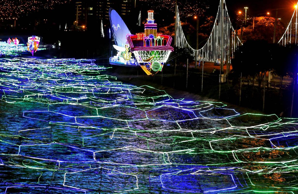 En el alumbrado se tiene como temas la esperanza, el perdón, la tranquilidad o la tolerancia. Seis peces hacen un homenaje a la vida.