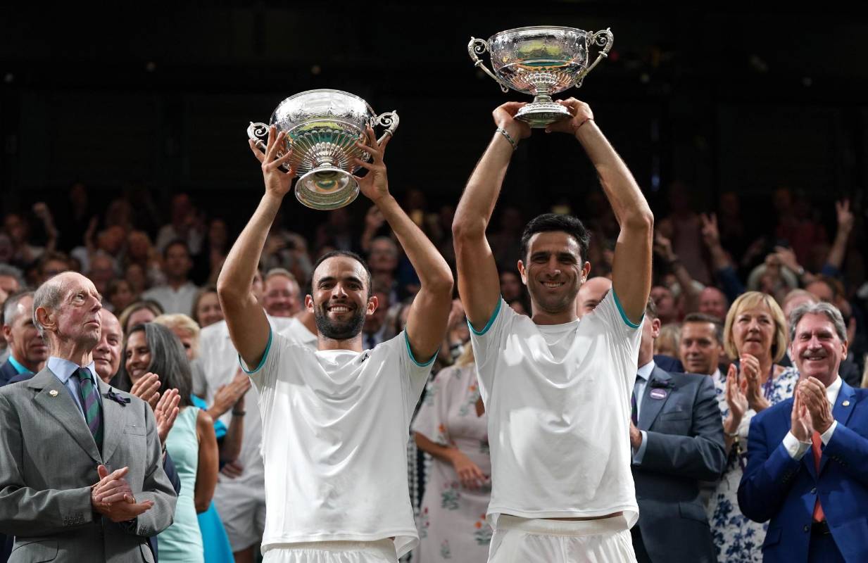 Los colombianos se coronaron campeones de Wimbledon luego de un reñido partido ante los franceses Nicolás Mahut y Édouard Roger-Vasselinr. FOTO EFE