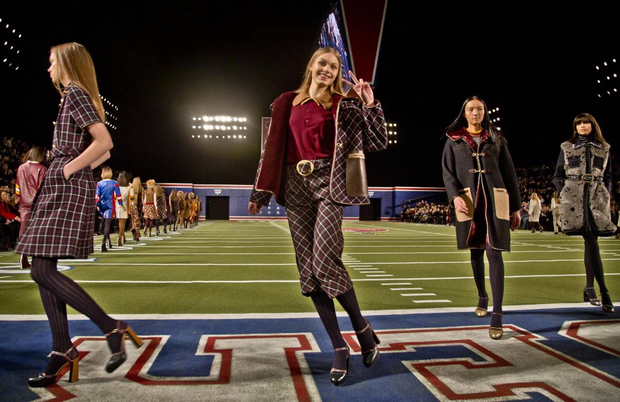 Tommy Hilfiger celebró los 30 años de la firma recreando un partido de fútbol americano. FOTO AP