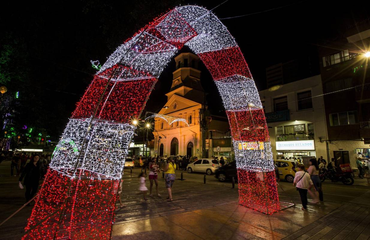 Los arcos en los diferentes parques y algunas avenidas de Itagüí son el motivo principal del alumbrado navideño de 2018, un diseño que permite a los visitantes disfrutar más de cerca y llevarse buenas fotos como recuerdo. Foto: Jaime Pérez.