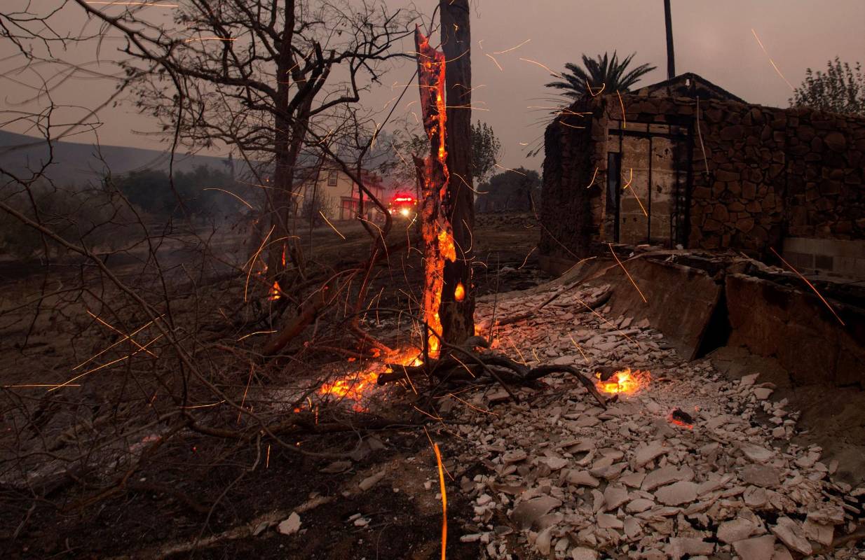 En estos momentos, uno de los incendios más violentos se encuentra en la localidad de Santa Rosa, en el condado de Sonoma, con una gran franja del norte de la ciudad bajo orden de evacuación y las escuelas cerradas. FOTO AFP