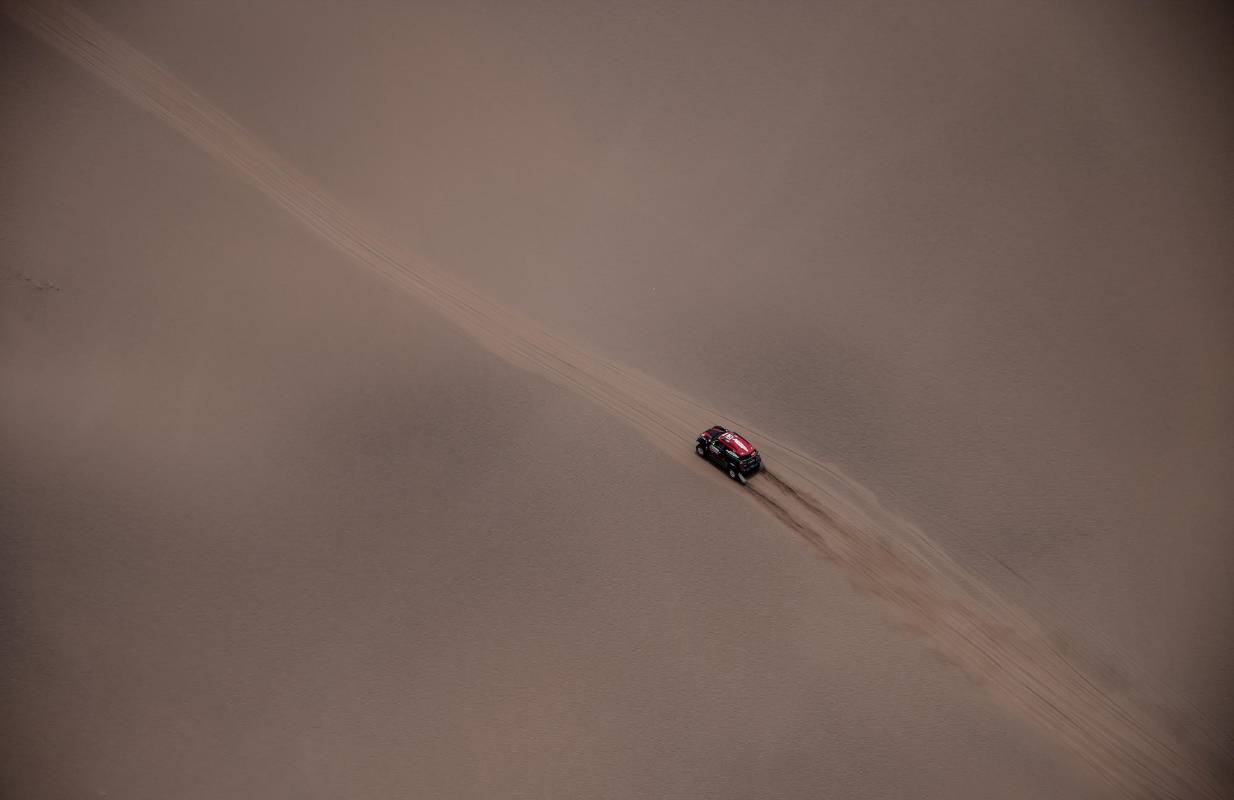 El piloto de Mini Nani Roma y su copiloto Alexandre Haro Bravo de España en una de la dura etapa del Rally Dakar. Foto: AFP