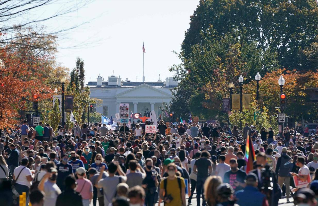 La capital estadounidense, de mayoría demócrata, vive volcada en la política por lo que al minuto después de que se conociese el fin de la Presidencia de Donald Trump sus ciudadanos se lanzaron a las calles. FOTO AFP