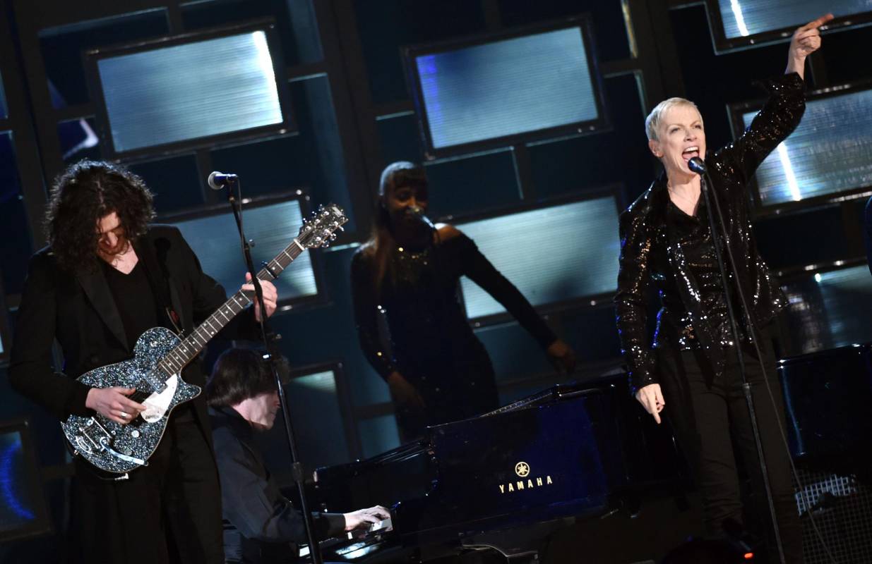 Annie Lennox y Hozier recibieron ovación del público. FOTO AP