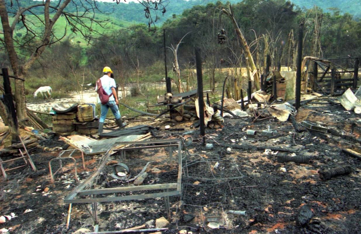 El ducto estalló y bolas de fuego cayeron sobre las casas cercanas. FOTO EL COLOMBIANO