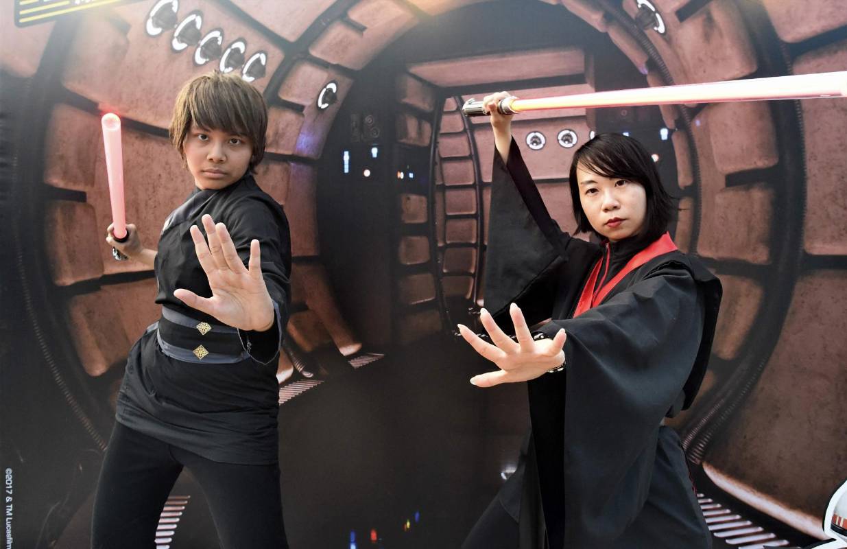 El bazar que se organizó en los jardines de la bahía de Singapur tuvo afiches y fotografía de gran formato para que los seguidores de Star Wars realizaran su mejor pose. Foto: AFP