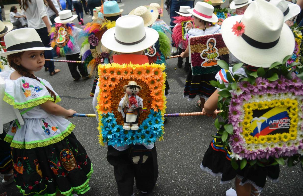 Más de 2.000 niños silleteros desfilaron este sábado por las calles de Medellín con sus adornos florales para mantener una conexión con sus tradiciones, en el marco de la edición 59 de la Feria de las Flores. FOTO AFP