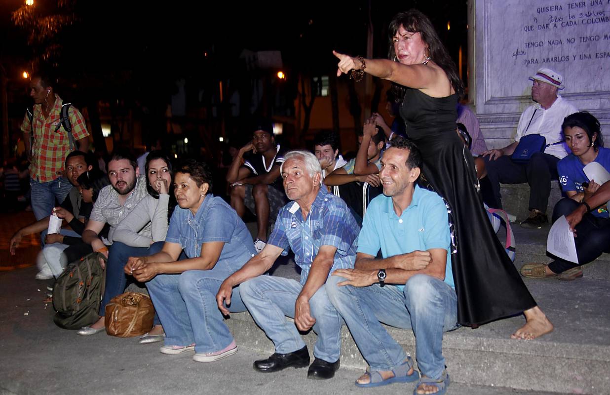 Fundado en 1892, el Parque de Bolívar es un espacio cultural de Medellín. Hay expresiones artísticas espontáneas, conversaciones de distintos temas, se realiza el Mercado Artesanal San Alejo. Los jueves a las 6:00 p.m. se presenta el grupo de teatro La Barca de los Locos (en la imagen). FOTO Julio César Herrera