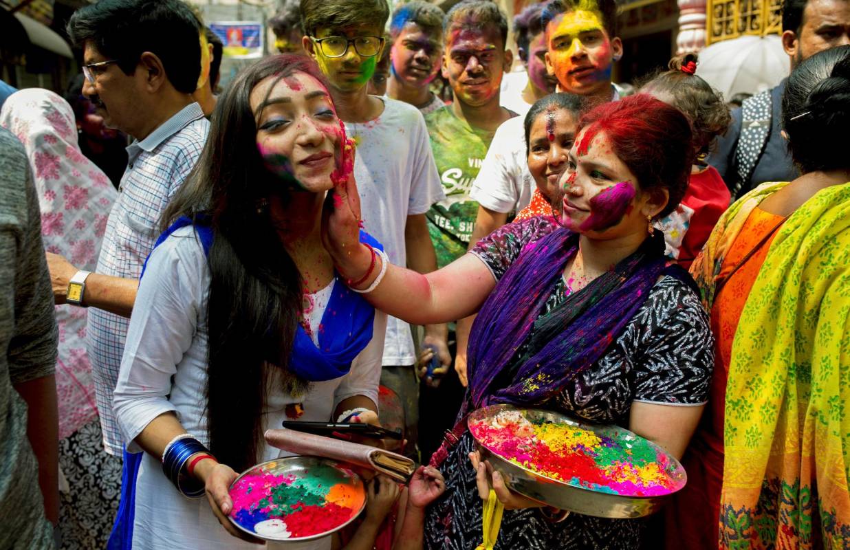 Los rostros de colores, son los protagonistas en el festiva Holi en las calles de Bombay. Foto: EFE/ Divyakant Solanki