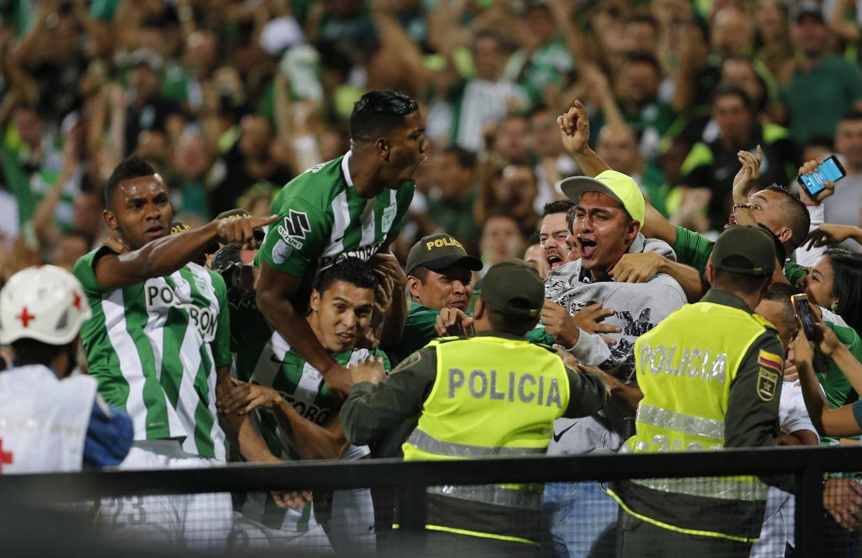 Los jugadores de Atlético Nacional celebraron el gol con la hinchada. FOTO Juan Antonio Sánchez