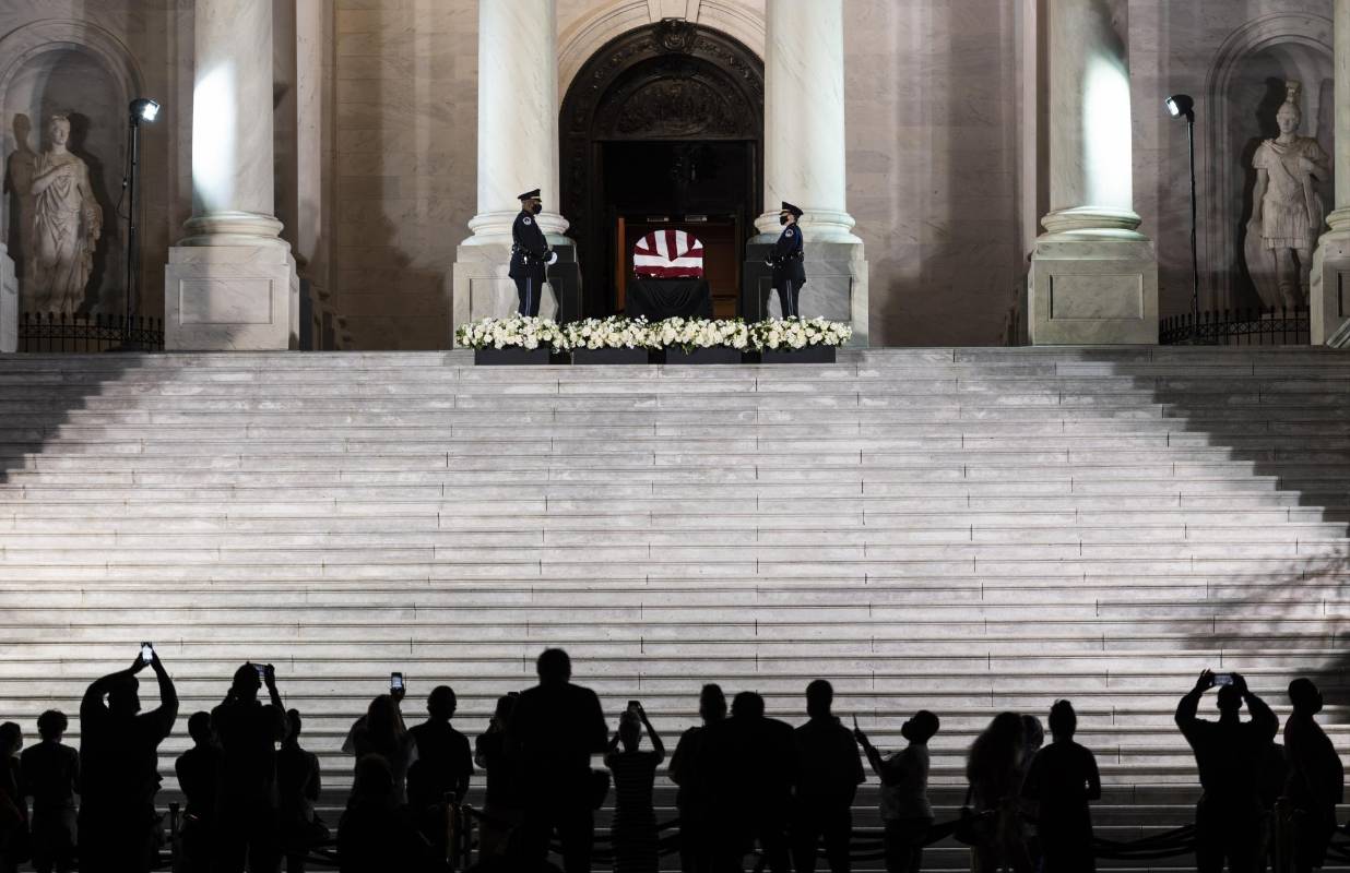 La gente se reúne para presentar sus respetos al ataúd cubierto de banderas del fallecido congresista estadounidense. Foto: AFP