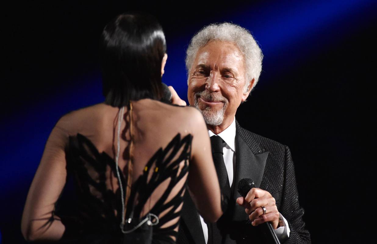 Tom Jones y Jessie J hicieron parte de las estrellas que cantaron en la noche de los Grammy. FOTO AP
